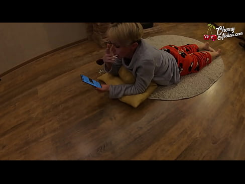 ❤️ Šialená blondínka fajčí obrovský penis a skáče na ňom - análny sex ❤️ Krásne porno na nás ❌️❤